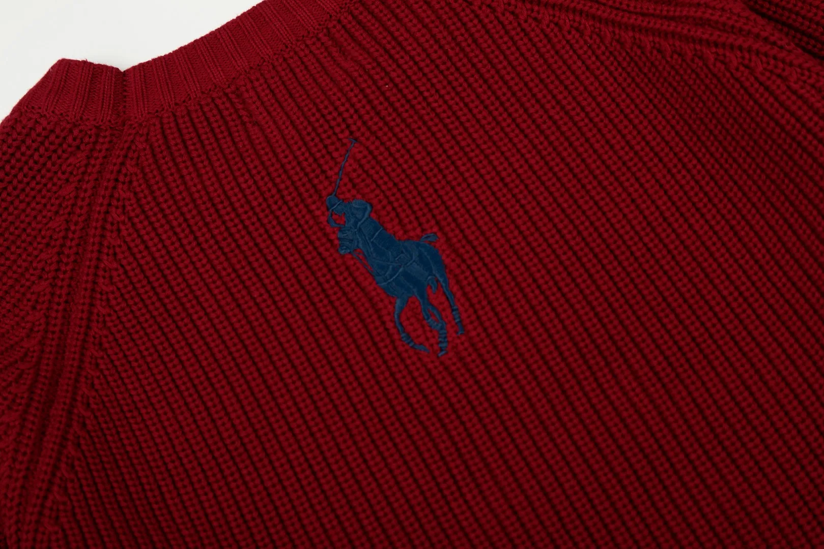 P220 Top quality" Style number: DS812# (not off the shelves all year round) [Ralph Lauren round neck piqué knitted sweater with war horse embroidery on the front and back] ✅Ralph Lauren classic basic versatile round neck pullover sweater for men and women ✅Main supply platform live broadcast Wholesale entity Replenish if out of stock Not removed from the shelves ✅ZP quality 1:1 version Scan the code to enter the GF website Counter quality ✅Detailed quality The only one in Guangzhou Imported quality cotton yarn Mainly high-end, cost-effective, good quality needless to say ✅The version is restored to the original order, the maximum size can be worn up to 200 pounds, loose, comfortable and stress-free ✅The upper body is simple and easy to match, ootd must-have style, good-looking clothes are never picky, a must-have item in the wardrobe is recommended. Size: S-XL Color: White, gray, khaki, navy blue, brown, burgundy, black with white label, black with red label